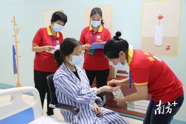 第二届“南粤家政”技能大赛现场,护理选手正在实操。 刘焕宇 摄