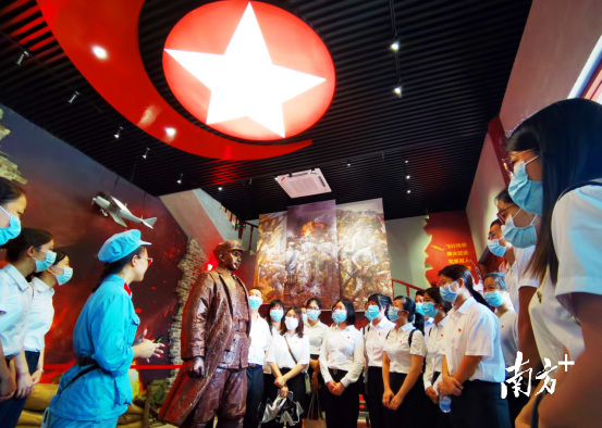 重新布展的冯达飞纪念馆吸引众多党员干部参观。黄津 摄 重新布展的冯达飞纪念馆吸引众多党员干部参观。黄津 摄