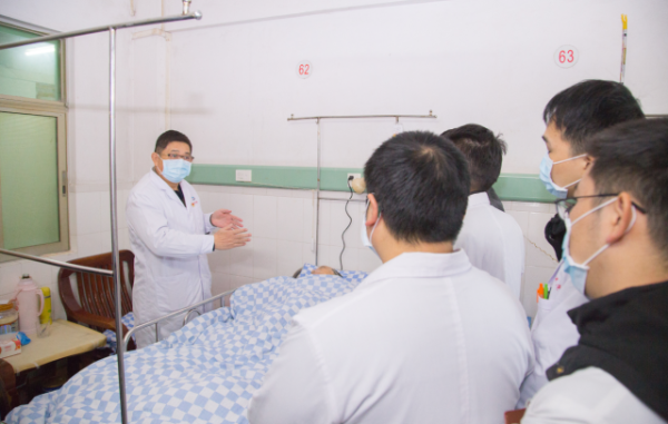 南方医科大学中西医结合医院专家在连平县巡诊带教。 南方医科大学中西医结合医院专家在连平县巡诊带教。