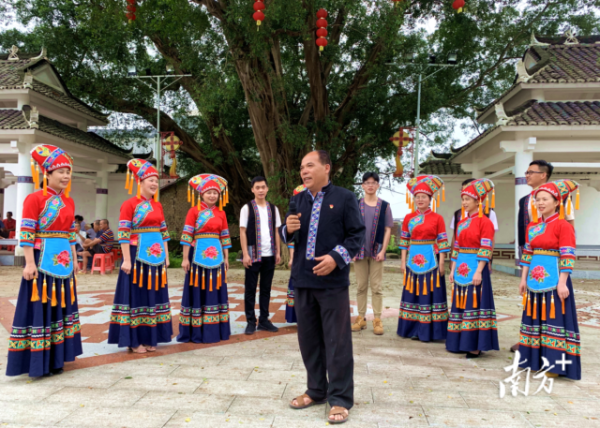 小三江镇三联村乡村新闻官唱山歌宣讲党史。 小三江镇三联村乡村新闻官唱山歌宣讲党史。