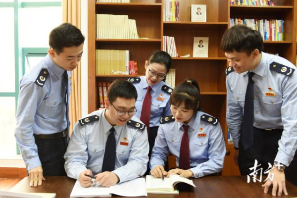 茂南区税务局青年党员干部开展“党员读书日”活动。