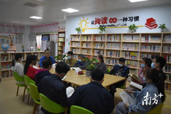 站前街道在“党建书吧”示范点开展“党员读书日”活动。