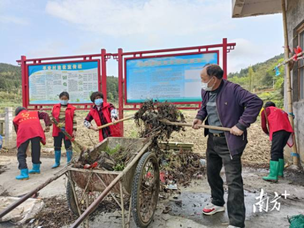 党员干部充分发挥带头示范作用,带领村民清理房前屋后垃圾杂物。 党员干部充分发挥带头示范作用,带领村民清理房前屋后垃圾杂物。
