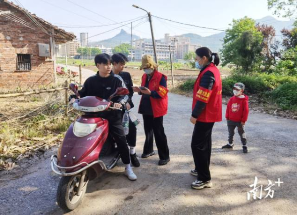 连州在节假日和周末每天安排600多名党员干部深入基层一线,做好各项重点工作。 连州在节假日和周末每天安排600多名党员干部深入基层一线,做好各项重点工作。