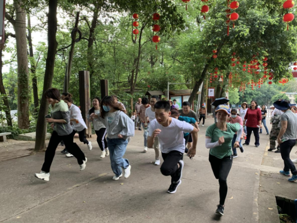 广铁一线社区依托国家森林公园开展登山活动 广铁一线社区依托国家森林公园开展登山活动