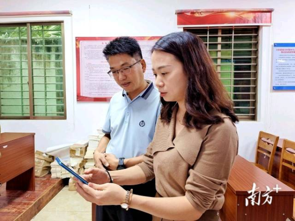 沙院镇村干部在使用“沃视通”党建系统手机端平台。赖广昭 摄