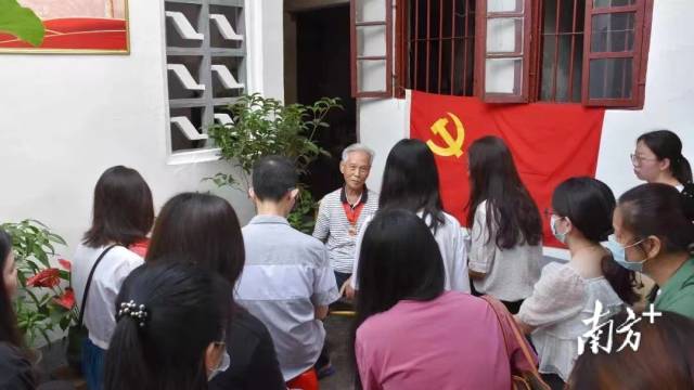 湘桥区西新街道工委党校“五老”讲师在现场教学点为青年党员授课。