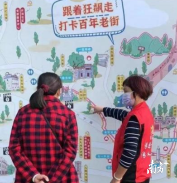 白沙街道网格员为游客提供宣传引导服务。