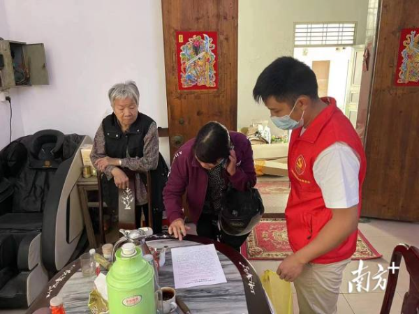 南头镇南城社区网格员杨广民(右一)参与社区服务。 南头镇南城社区网格员杨广民(右一)参与社区服务。