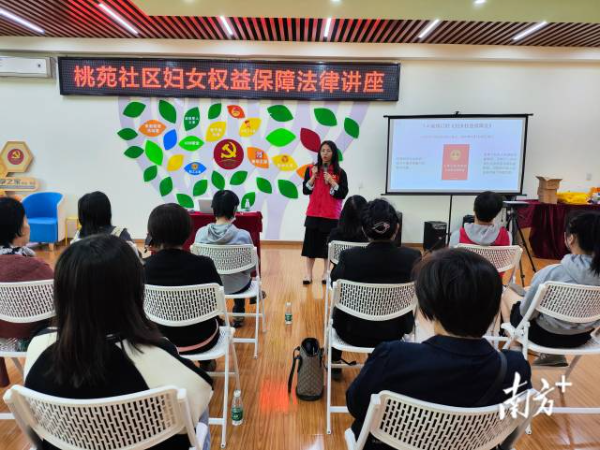 东区街道在社区党群服务中心开设各类公益讲座。