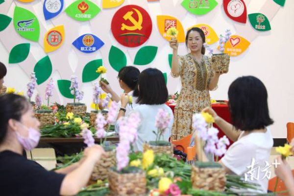 东区街道党群服务中心开展插花活动。