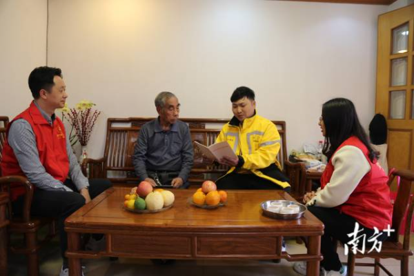 南区街道城南社区“两委”干部与外卖小哥一同探访“空巢老人”,宣传创建全国文明典范城市工作。