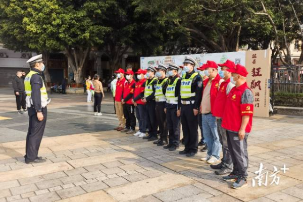 “滴滴党员雷锋车队”与交警携手,引导游客、疏导车辆。蓬江区委组织部供图 “滴滴党员雷锋车队”与交警携手,引导游客、疏导车辆。蓬江区委组织部供图