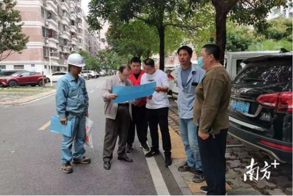 河东街道乙烯北社区乙烯生活二区“三方协管”成员在现场协调小区电梯加建问题。