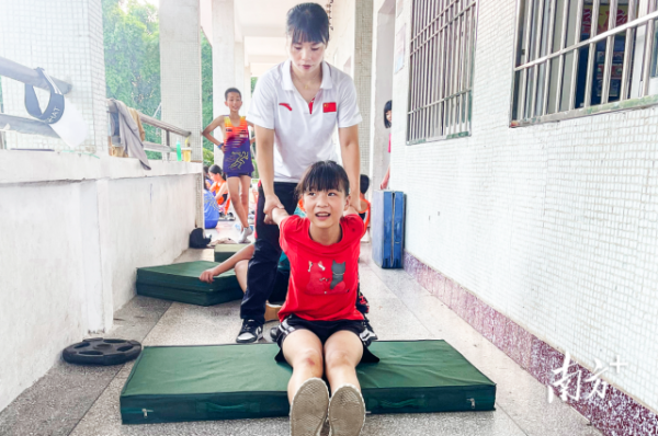 举重世界冠军张宛琼回饶平任教。受访者供图 举重世界冠军张宛琼回饶平任教。受访者供图