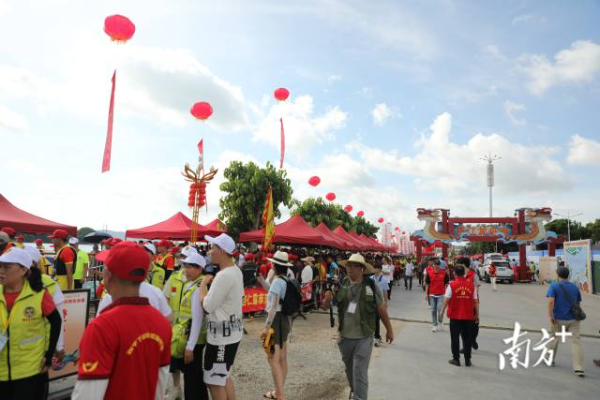 在第一届练江龙舟赛中潮阳区启动“双报到双服务”,以实际行动助力精彩赛事。郑淼鑫 摄 在第一届练江龙舟赛中潮阳区启动“双报到双服务”,以实际行动助力精彩赛事。郑淼鑫 摄