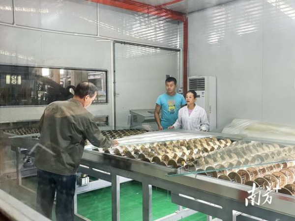 运泰玻璃生产车间内,工人正在加班加点赶制订单。   南方日报记者 汪思婷 摄 运泰玻璃生产车间内,工人正在加班加点赶制订单。   南方日报记者 汪思婷 摄