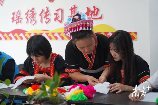 连南非遗传承人中党员共20人,占比26%。图为房伟艳传授瑶绣技艺。 连南非遗传承人中党员共20人,占比26%。图为房伟艳传授瑶绣技艺。