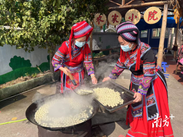 禾洞镇注重弘扬民族文化,助力农文旅体康融合发展。图为制作民俗小吃牛碌蒿。 禾洞镇注重弘扬民族文化,助力农文旅体康融合发展。图为制作民俗小吃牛碌蒿。