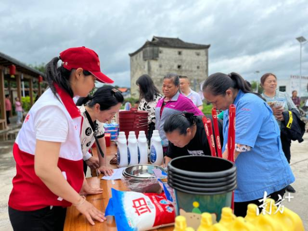 图为村民用“积分”兑换奖品   钟广秀摄