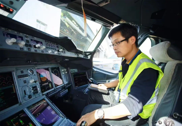 3.刘宇辉 中国南方航空股份有限公司工程技术分公司(机务工程部)飞机系统工程管理专家.jpeg