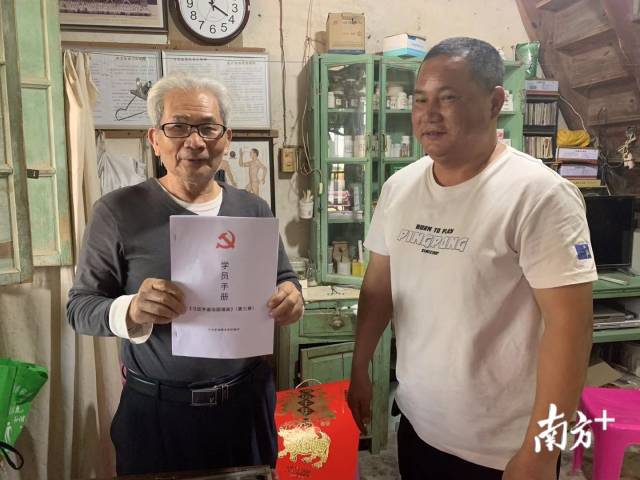 为登塘镇党员邱玉宏送去学员手册。 为登塘镇党员邱玉宏送去学员手册。