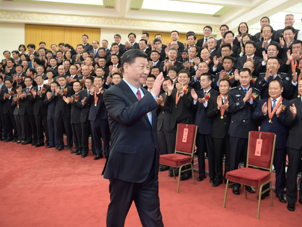 6月25日,党和国家领导人习近平、李克强、王沪宁等在北京人民大会堂会见第九届全国“人民满意的公务员”和“人民满意的公务员集体”受表彰代表。