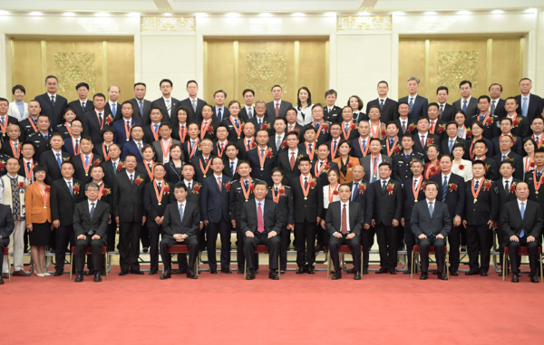 6月25日,党和国家领导人习近平、李克强、王沪宁等在北京人民大会堂会见第九届全国“人民满意的公务员”和“人民满意的公务员集体”受表彰代表。