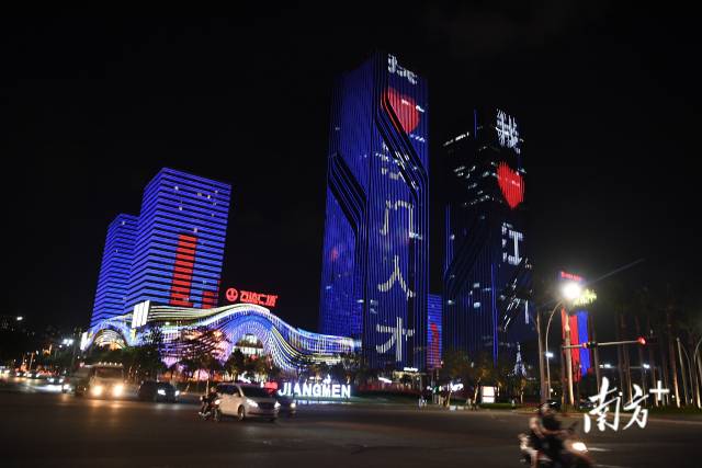 全城联动为人才亮灯点赞。杨兴乐 摄 全城联动为人才亮灯点赞。杨兴乐 摄