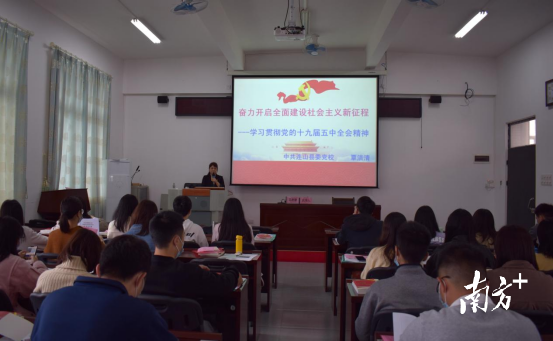 连山注重把习近平新时代中国特色社会主义思想作为首要学习内容,贯穿新录用公务员培训始终。 连山注重把习近平新时代中国特色社会主义思想作为首要学习内容,贯穿新录用公务员培训始终。