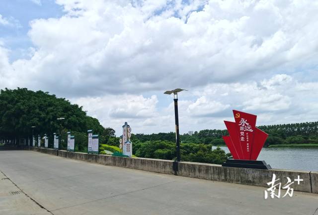 党建公园成外砂河堤新风景。
